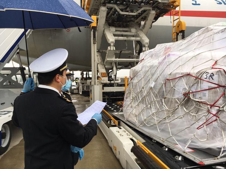 就在刚刚，温州包机从欧洲运送的医疗物资落地了