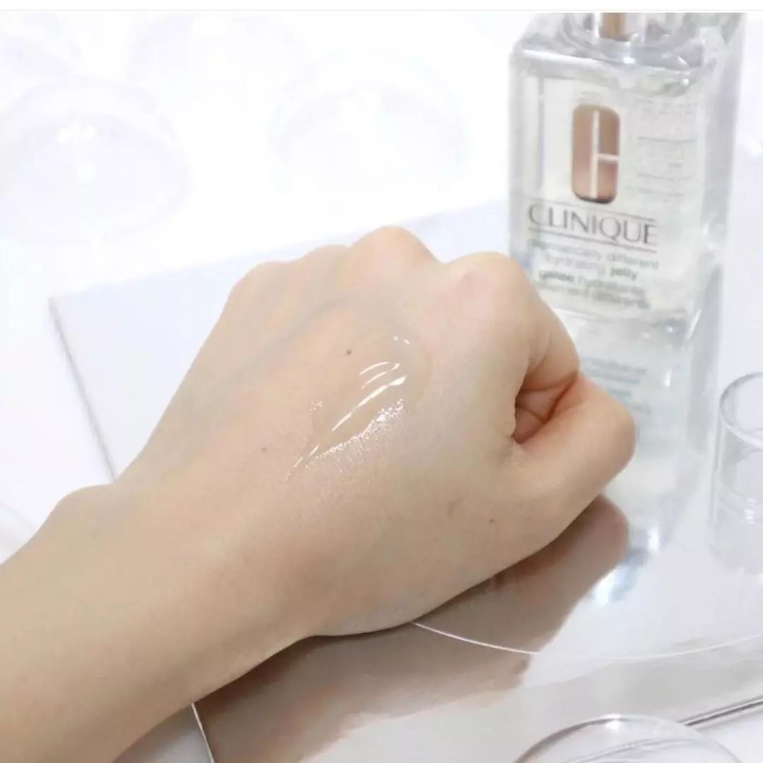 有了水乳精华脸嫩了,有了这些护肤品会更年轻