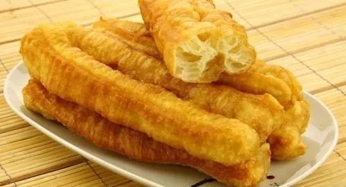 做油条2斤面粉放多少酵母,油条怎么发面和制作凉了也不硬