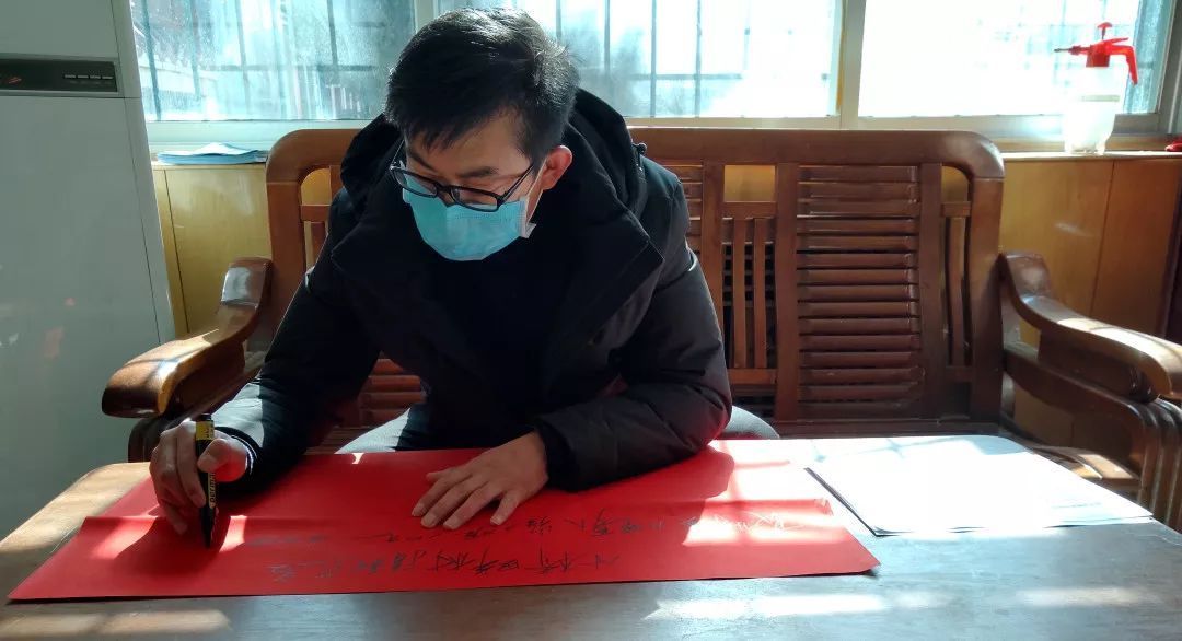 干群一心抗击疫情,众志成城抗疫情党群一心护家园