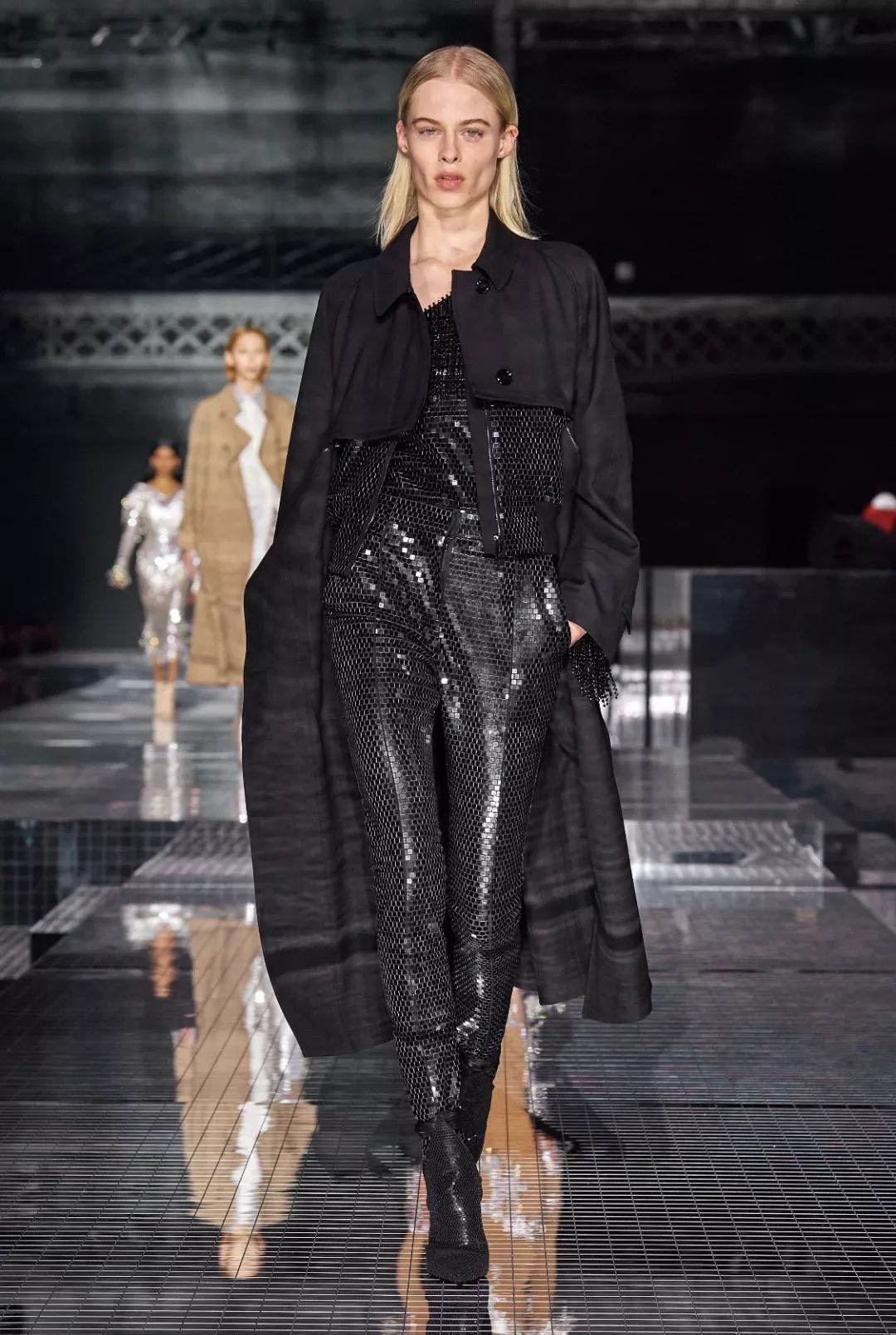 提炼Burberry的风格启示：由穿着者展开窥内览外的理性与感性