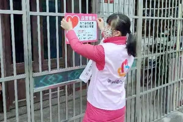 申港街道横塘村返澄人员排查服务隔“疫”不隔心