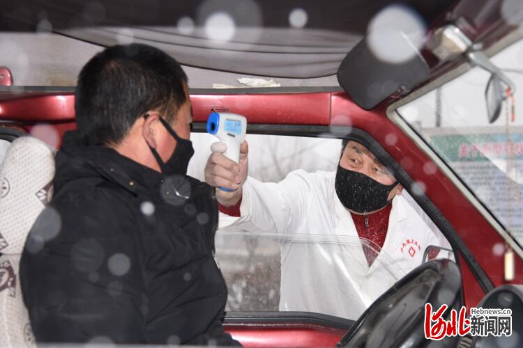 战疫一线风雪中的坚守,战疫风雪无阻