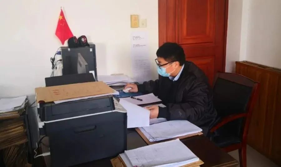 这位少年审判法官在防疫执勤中犯了“职业病”丨法院战“疫”速览