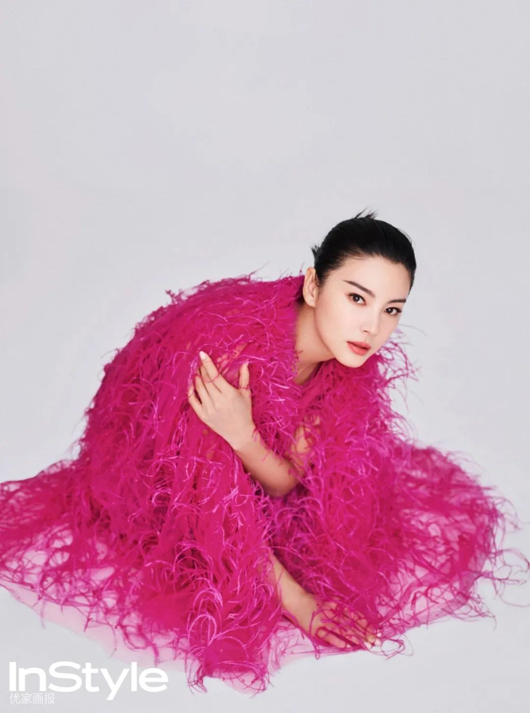 张雨绮站在舞台上虚不虚,张雨绮封面泳池女王