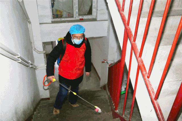 战疫动态致敬防控一线的物业人,战疫动态海报