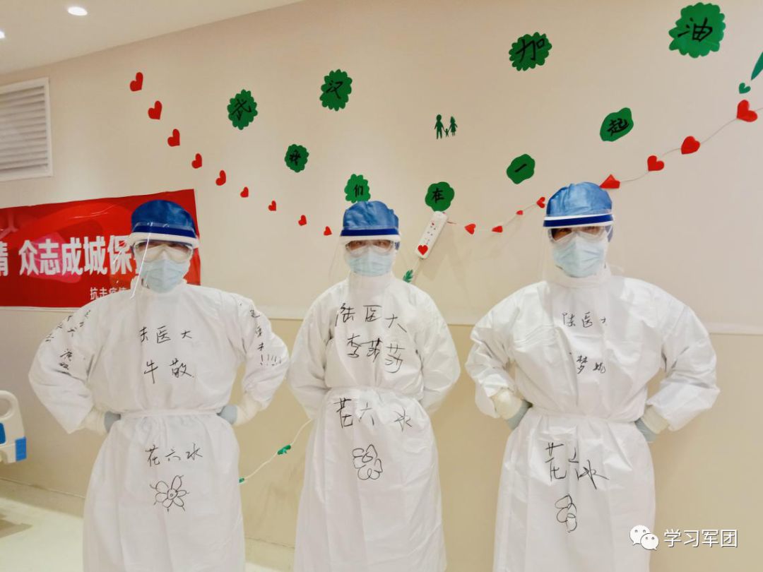 抗疫一线的白衣感动瞬间,武汉疫情防护服上写精忠报国