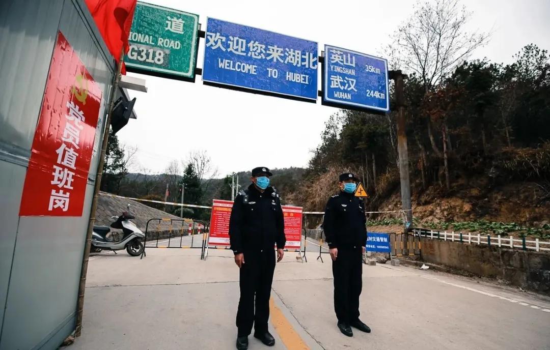 交警叔叔化身搬运工,警察叔叔化身外卖小哥