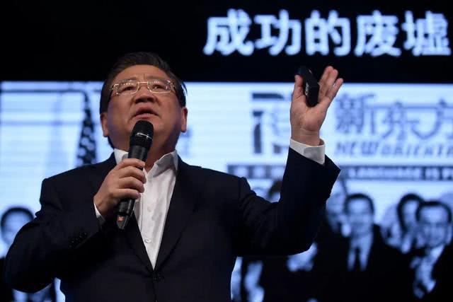 李佳琦把陈欧拍在沙滩上:最牛网红电商消亡,6年弄丢53亿美金