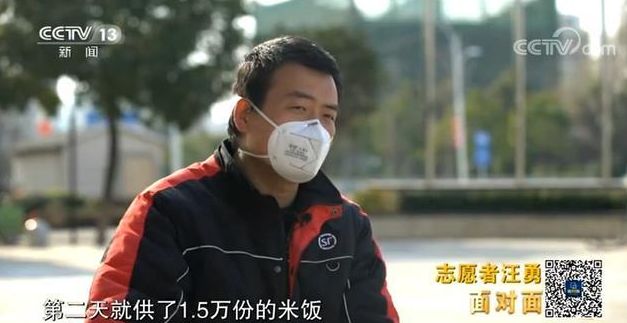 顺丰小哥奖励拿到手软,顺丰奖励小哥完整视频