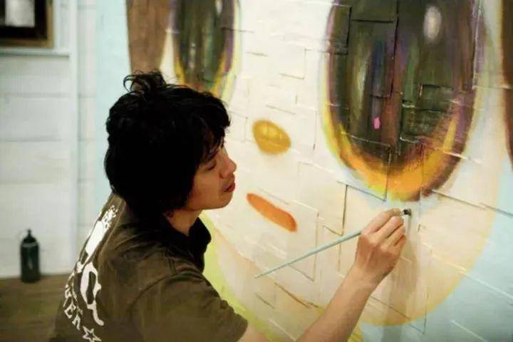 画“古怪小孩”拍出1.9亿天价的帅大叔，超越草间弥生，成日本最贵艺术家