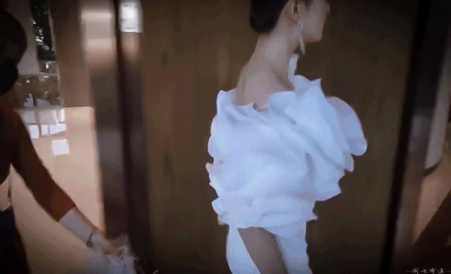 一条颈纹老十岁教你一招淡化,女人脖子有颈纹和年龄有关吗