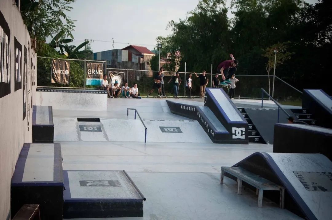 泡菲律宾火辣女孩、上身菲律宾牌子RHUDE是每一个潮人的幻想吧?