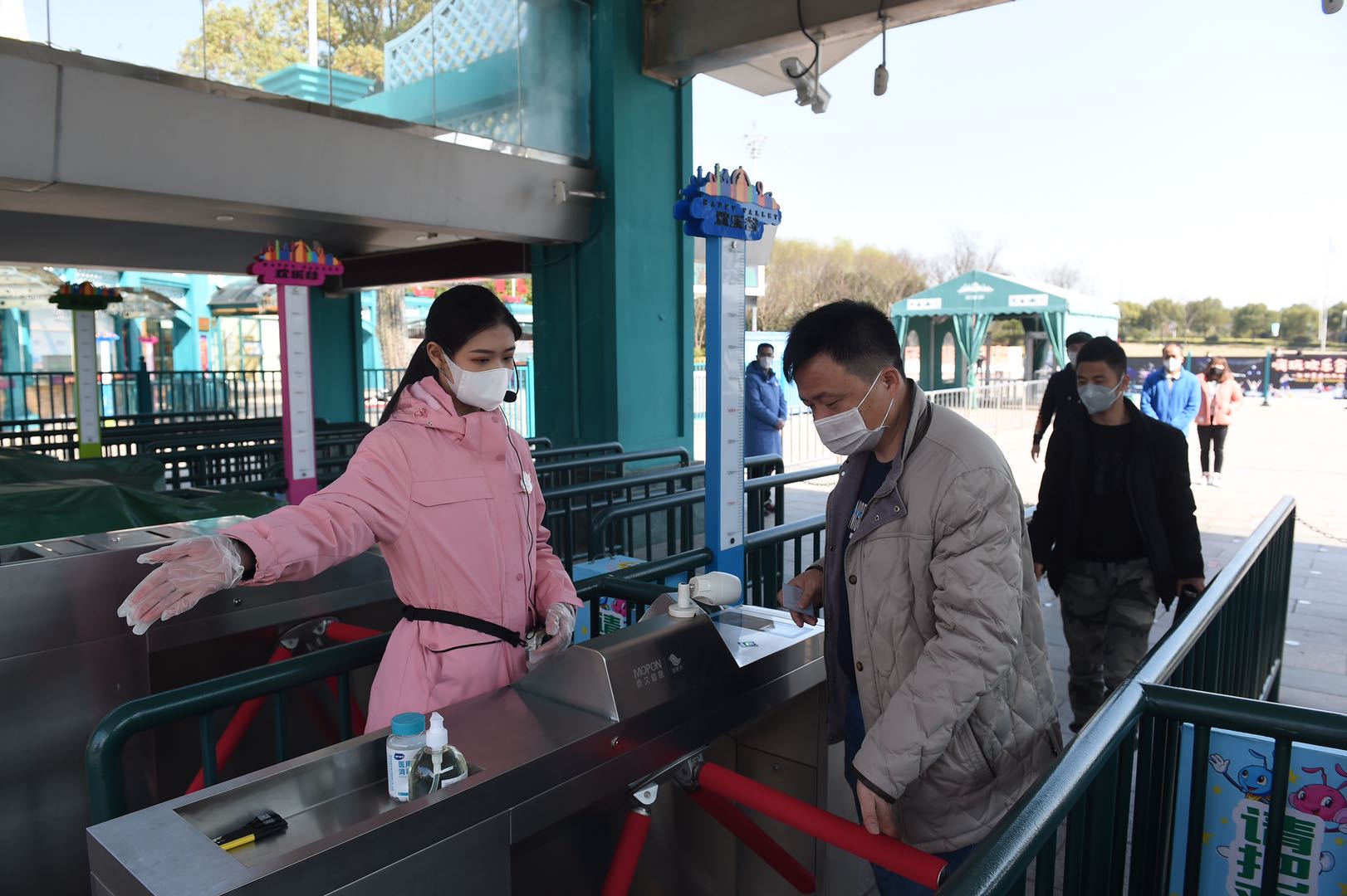 上海欢乐谷恢复开园,欢乐谷云霄飞车第一排有视频吗