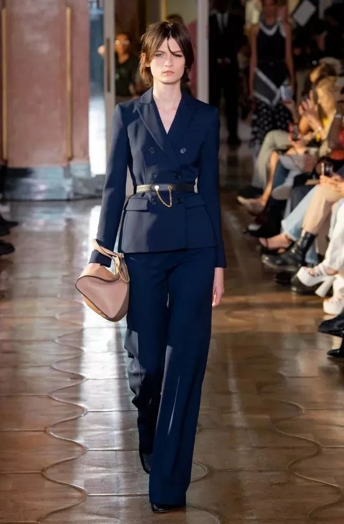 恢复通勤后，报复性连穿一个月西装