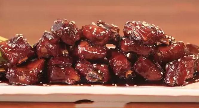 糖醋排骨发黑发苦的原因,大厨手把手教你做糖醋排骨不焯水