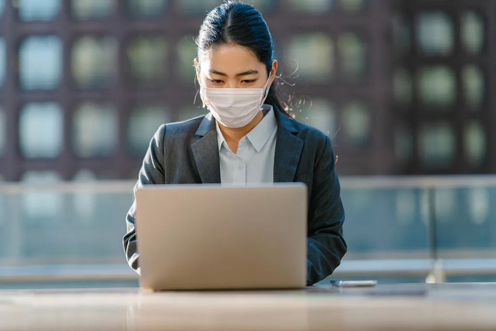 疫情期间英国流行“口罩妆”,假睫毛成热销品