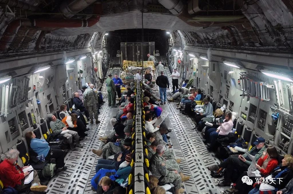 美军福利真多，官兵和家属可搭乘*用军**运输机，跟着装甲车去旅行，新冠病毒一来被迫暂停