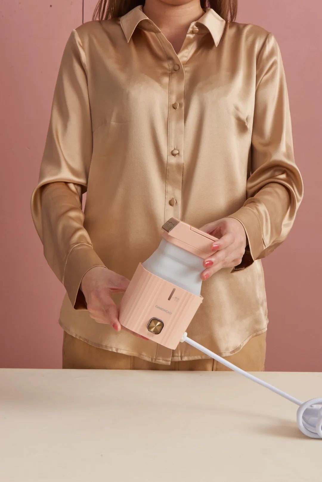 换季衣服皱巴怎么办？可以折叠的手持挂烫机1分钟熨平旧衣，一机两用，连除螨仪都省了