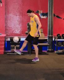 居家也要秀，伊布俯卧撑式颠球PK博格巴高难度三连颠，谁更牛？