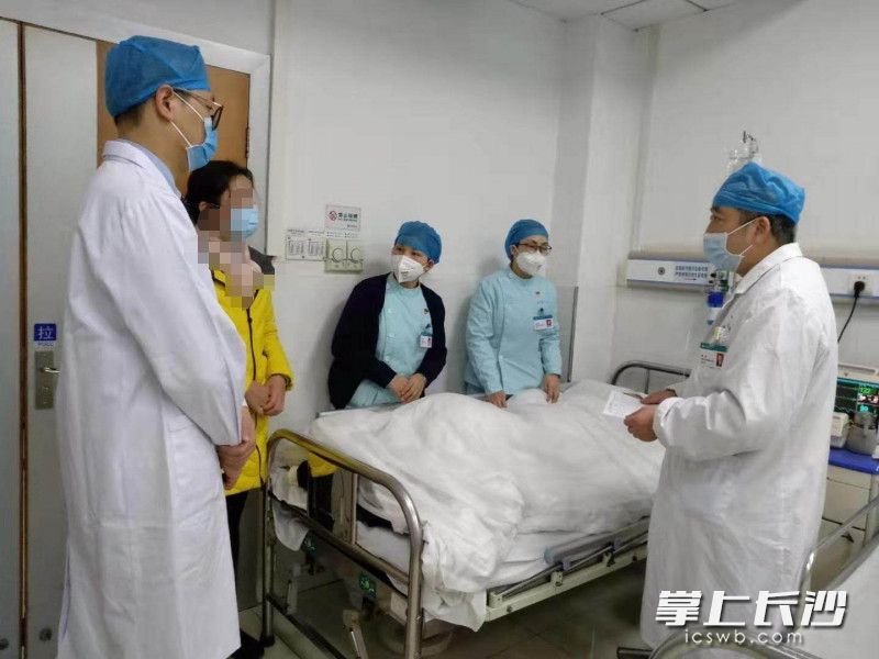 一女子误食消毒液,喝了84消毒液洗胃还是催吐