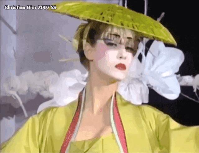 41岁妖孽超模养鸡种田，凭一张动图霸屏15年：原来这只老狐狸，早已修成了仙