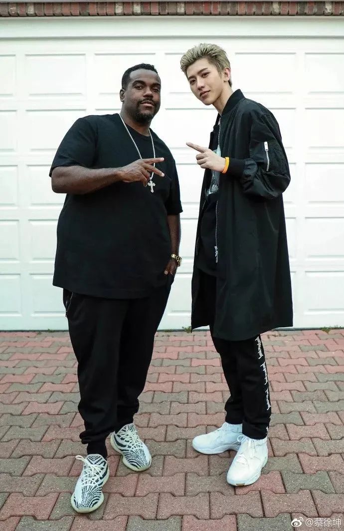蔡徐坤穿权志龙鞋,蔡徐坤lisa虞书欣合照