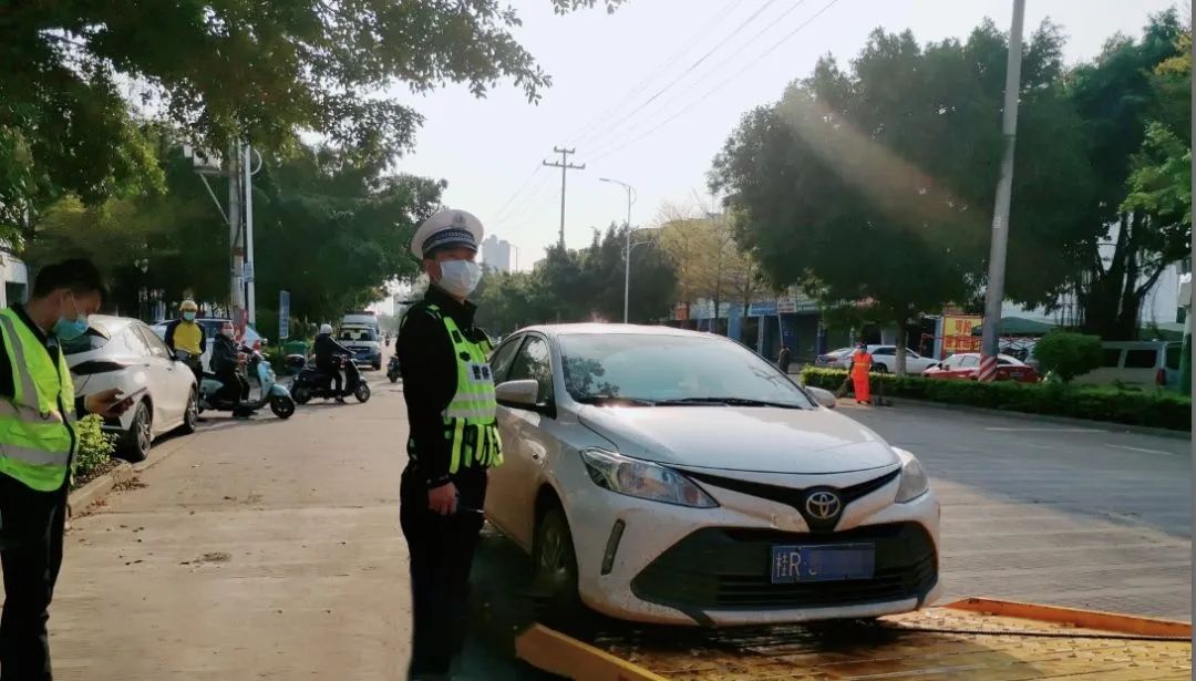 违停车被拖车拖走了怎么办,违停车如何告知交警拖车