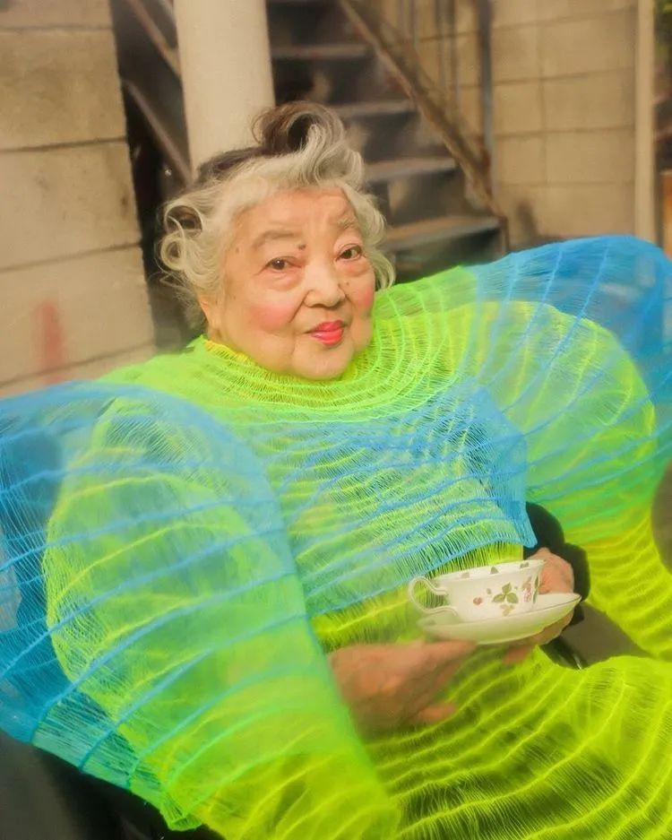 搞艺术前快回家把奶奶打扮一下，让她成为你的灵感缪斯吧