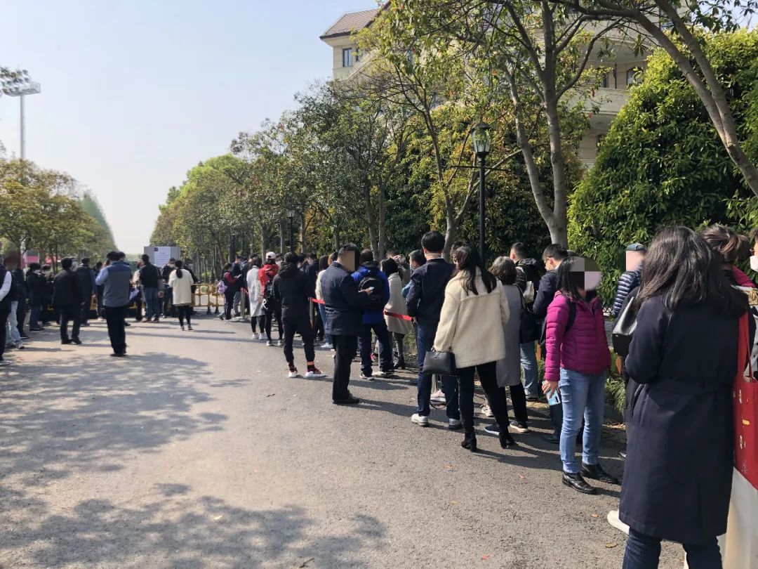 上海太魔幻！最高一套8000万，戴口罩排队抢豪宅，竟然打起来了！贫穷又限制了我的想象