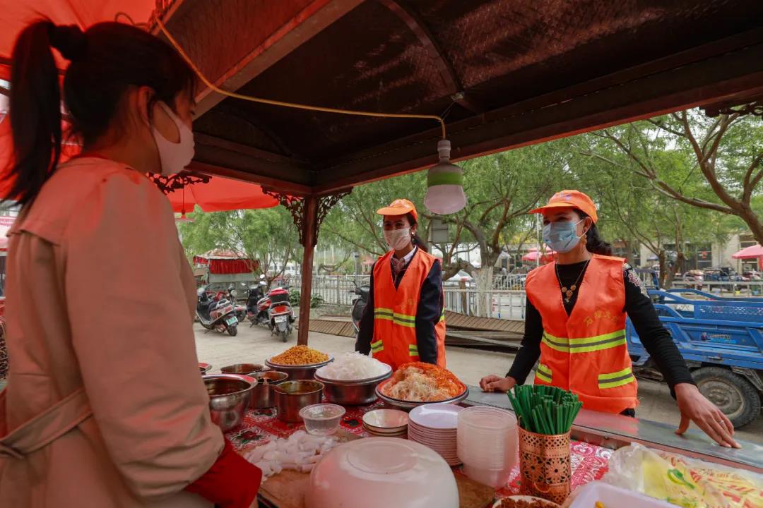 运送物资，化解纠纷，治安巡逻……这群“石榴大妈”很“吸粉”！