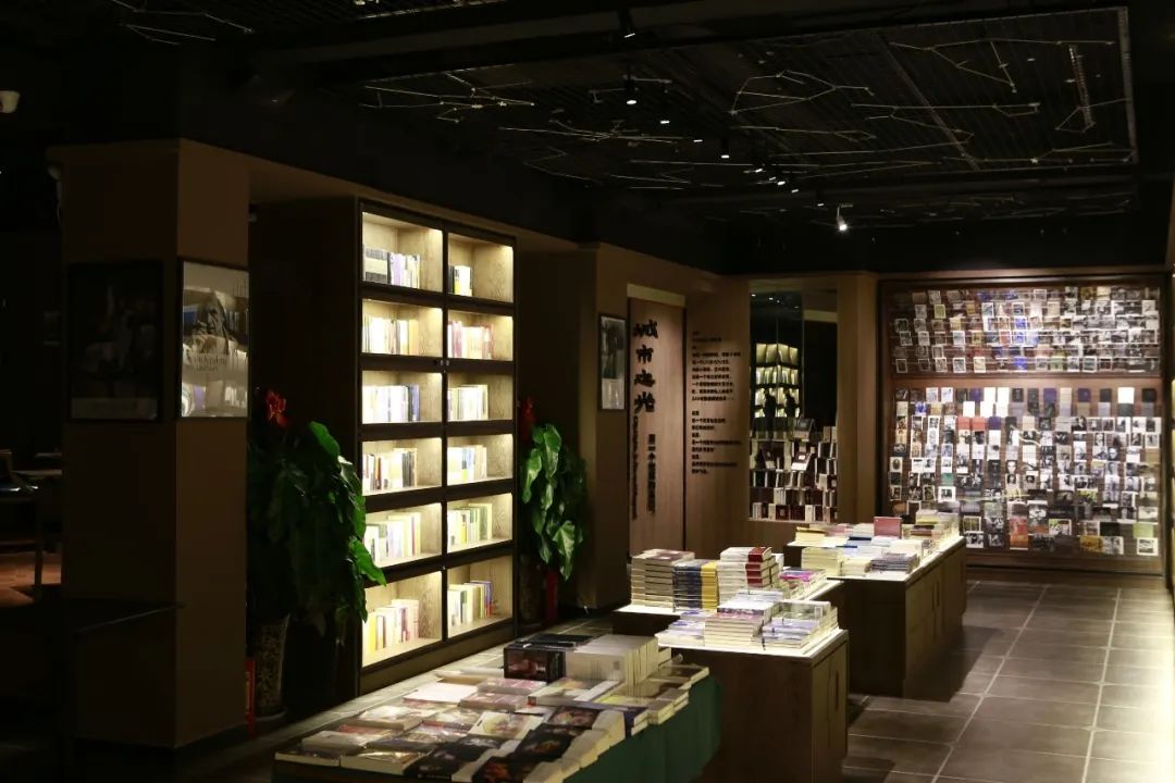 【双语】Shh,thebookcouponsarecoming遍布郑州的书“券”气