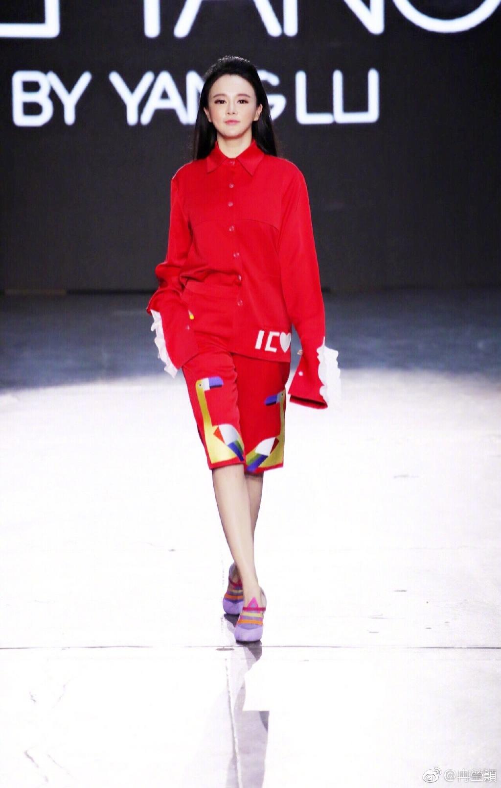 冉莹颖和邹市明机场照,冉莹颖为邹市明呐喊穿的衣服