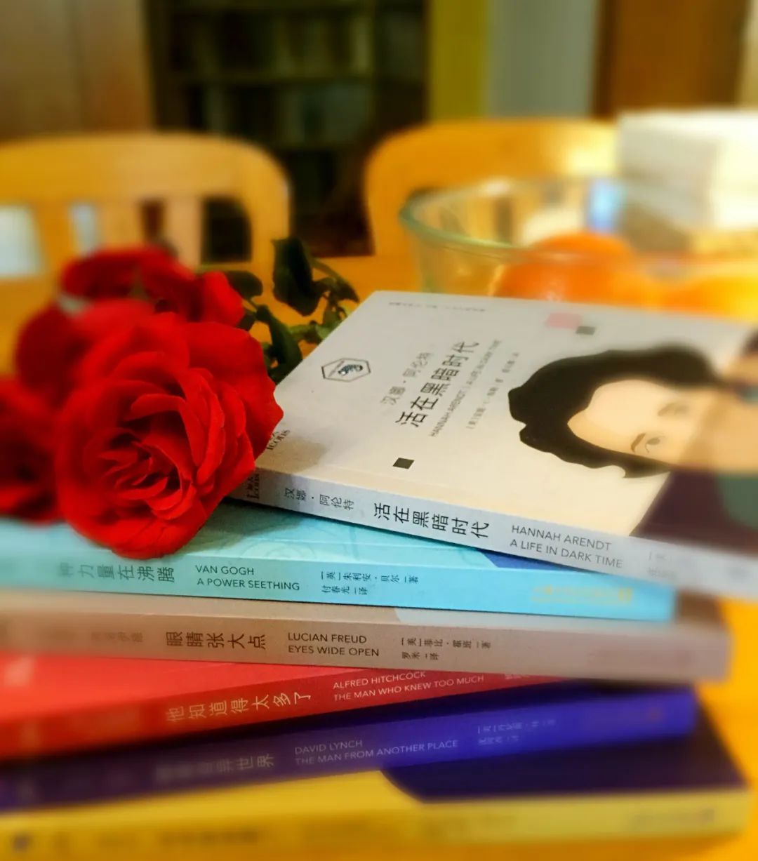 眼睛大一点,眼睛张大