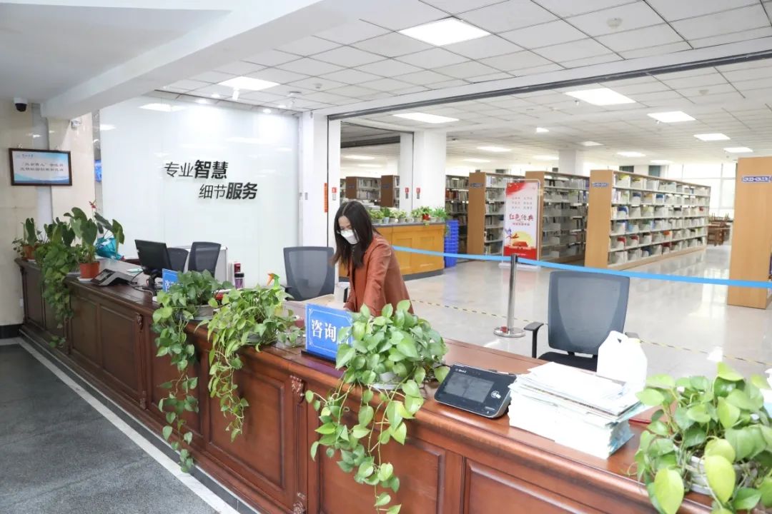 返校同学别担心！借书超期不收费，网络服务全天候