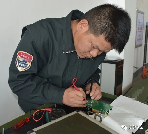 尖兵｜从农村娃到直升机“航电大拿”，“兵王”经历了什么？