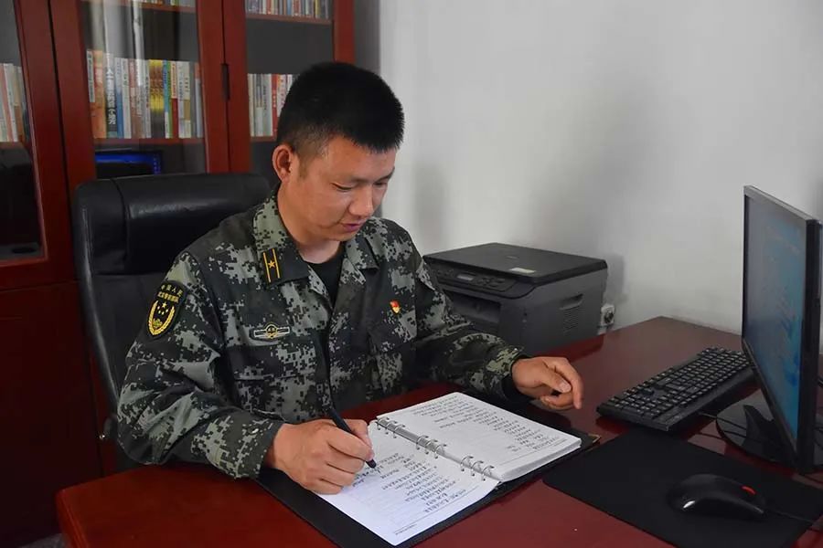 班长和战士发生矛盾怎么办,班长吵架战士受罚