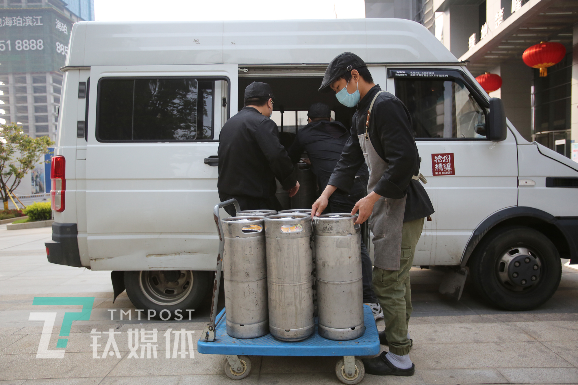 亏150万、倒掉10吨酒后,一家武汉酒馆的自救|钛媒体封面·武汉复苏