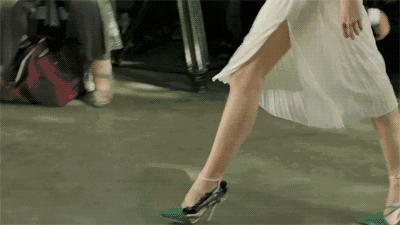 裙子里别再穿「Ta」了，现在流行这么穿