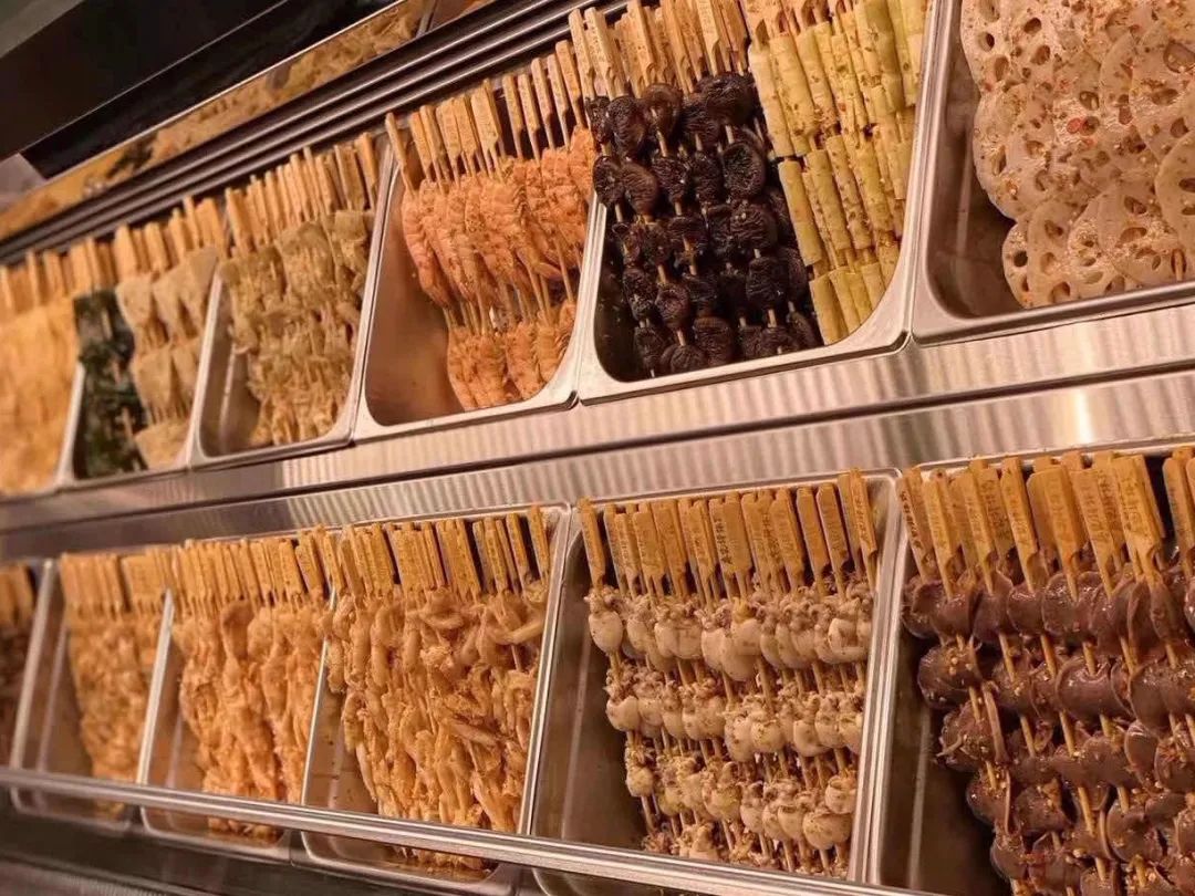 小鲁哥携手万小汇直播探店！小米手环、蒂佳婷面膜走到哪送到哪