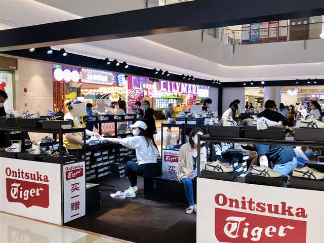 薅羊毛攻略｜五角场商圈放“大招”？潮牌买一赠一，名品5折起