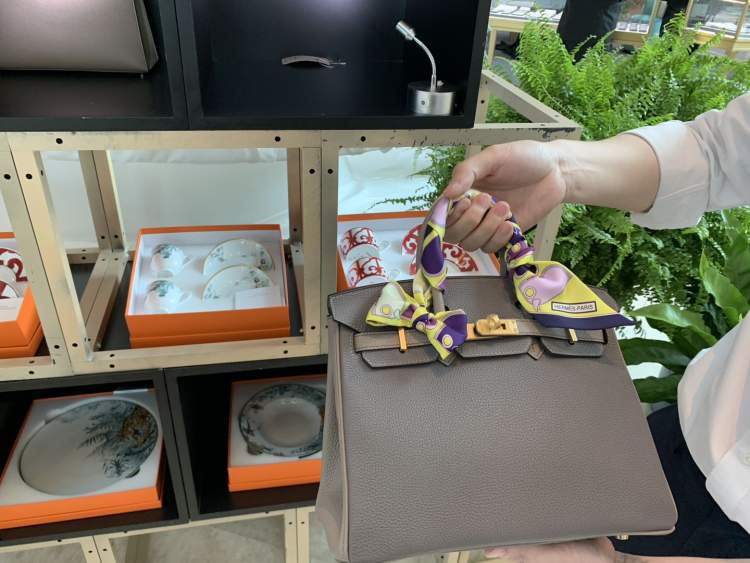 巴宝莉跟芬迪包哪个的性价比高,巴宝莉最值得买的便宜包