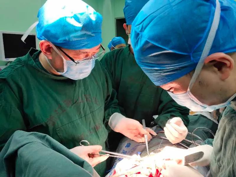 凶险！一口气喝完鱼汤后胸口刺痛！没想到竟需要8个科室10多位专家联手……