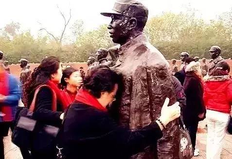 他曾位列中国富豪榜，如今却倾家荡产甘愿为“奴”……