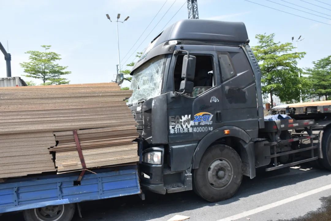 大货车刹不住了，325国道6车连环相撞！如何正确避让大货车？