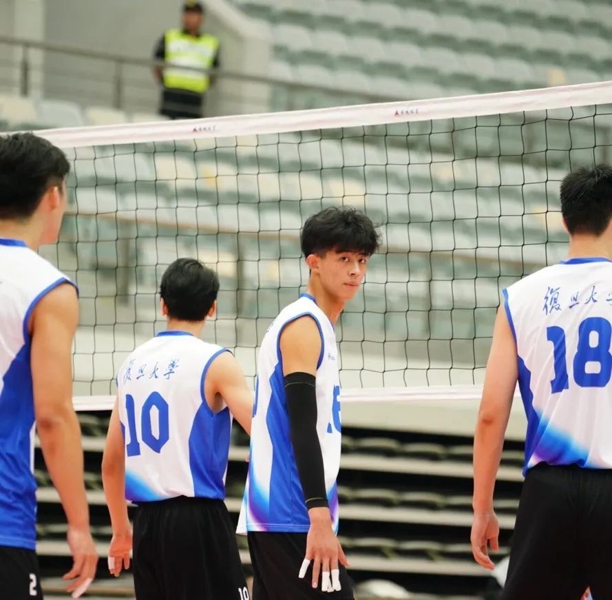 尼龙校草｜你的夏日运动场，就差这位复旦排球队帅哥朱启航了