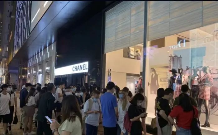 lv大幅涨价消费者排队抢,香奈儿lv涨价