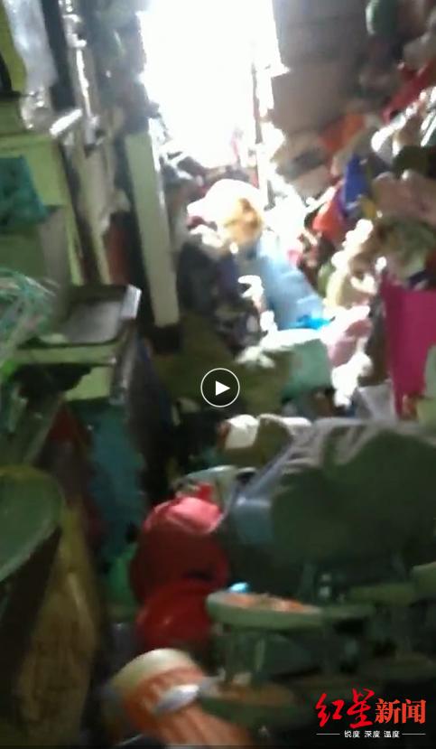 上海一独居老人沉迷拾荒,上海一住户垃圾出入靠钻洞