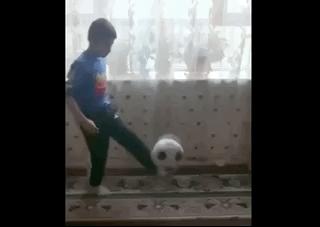 鐤儏闃村奖绗肩僵涓嬬殑瓒崇悆,鐤儏瓒崇悆