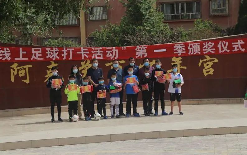 鐤儏闃村奖绗肩僵涓嬬殑瓒崇悆,鐤儏瓒崇悆